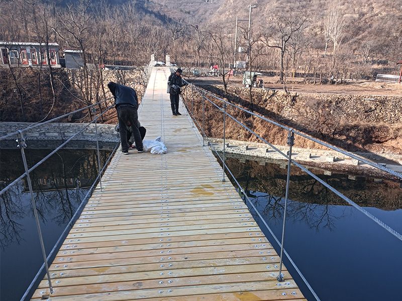 北京市門頭溝區(qū)田莊村南山峽谷木板吊橋