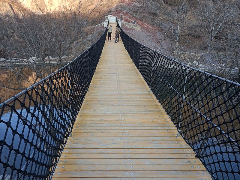 北京市門頭溝區(qū)田莊村南山峽谷木板吊橋